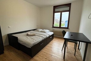5 bedrooms, WiFi, bed sheets