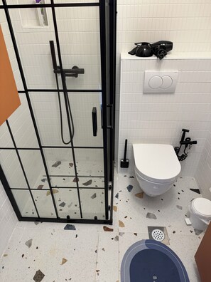 Dusche, Haartrockner, Handtücher, Seife