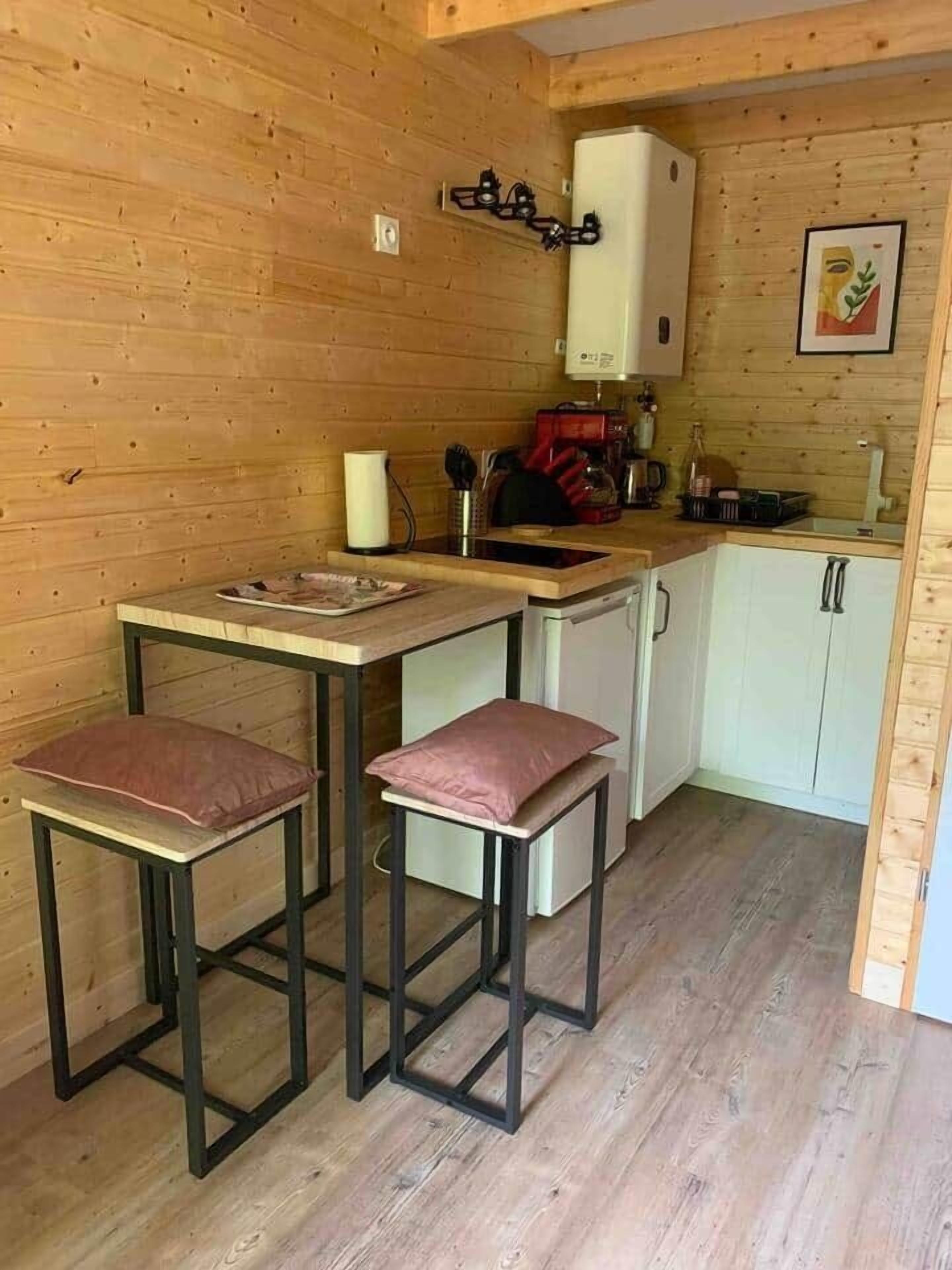 Een koelkast, een koffiezetapparaat/waterkoker