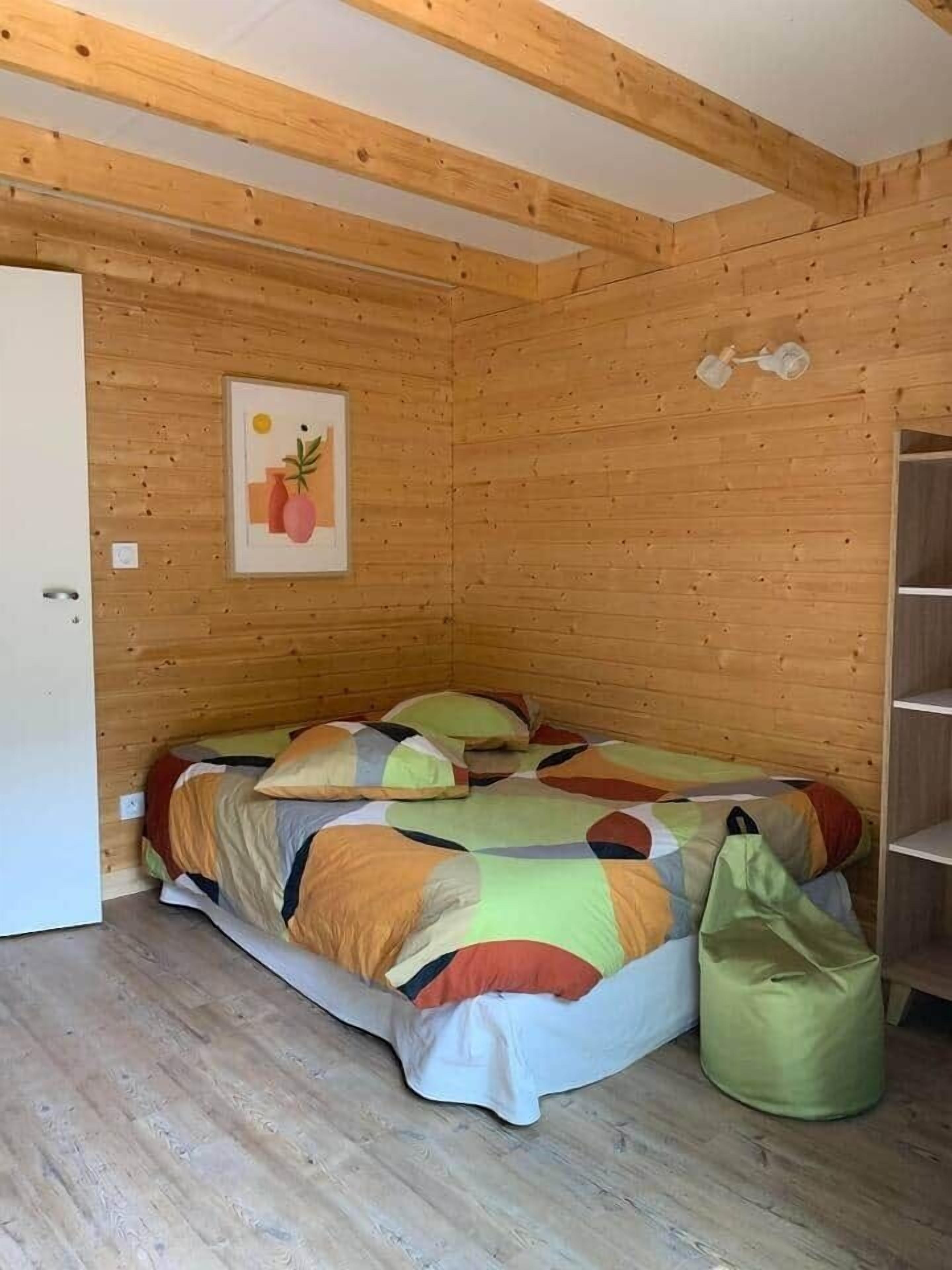 1 habitación, caja de seguridad en la habitación y ropa de cama 