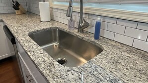 Cafetera o tetera, frigorífico, microondas y horno