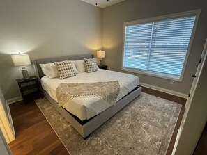 3 habitaciones, tabla de planchar con plancha y cuna de viaje 