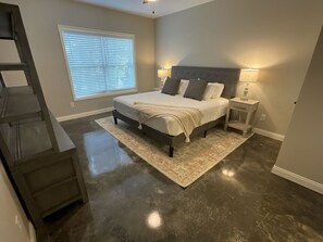 3 dormitorios, tabla de planchar con plancha, cuna de viaje