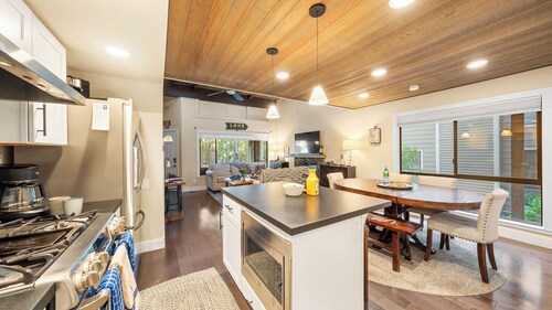 Near Ski, Beach, & Hiking Trails + Clubhouse Pool & Hot Tub Access Juanita Blue by Avantstay