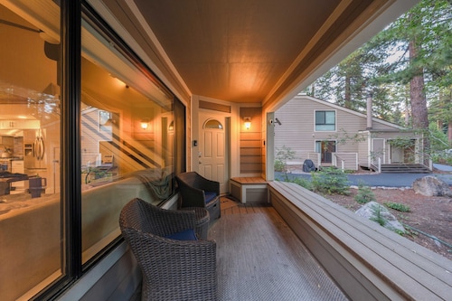 Near Ski, Beach, & Hiking Trails + Clubhouse Pool & Hot Tub Access Juanita Blue by Avantstay