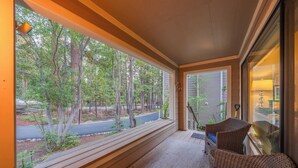 A porch with wicker furniture, a view of trees, and a pathway. - Near Ski, Beach, & Hiking Trails + Clubhouse Pool & Hot Tub Access Juanita Blue by Avantstay (Incline Village)