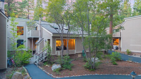 Near Ski, Beach, & Hiking Trails + Clubhouse Pool & Hot Tub Access Juanita Blue By Avantstay - Carson City, NV