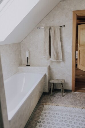 Hiustenkuivaaja, pyyhkeet, saippua, vessapaperi