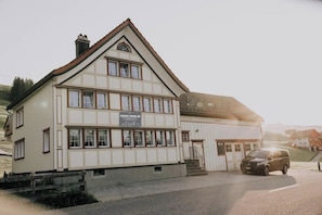 Un immeuble de deux étages sur lequel est apposée une enseigne indiquant qu’il s’agit d’un hôtel.