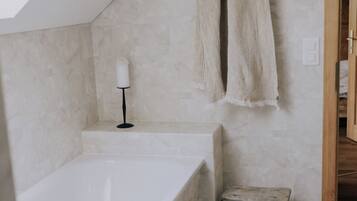 Hårtork, handdukar, tvål och toalettpapper