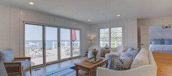 Gorgeous Waterfront Retreat - 4bdrms/3.5bths