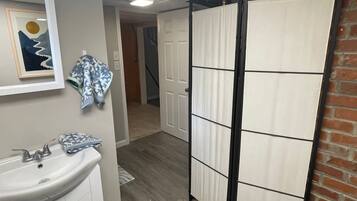 Doccia, asciugamani, sapone, carta igienica