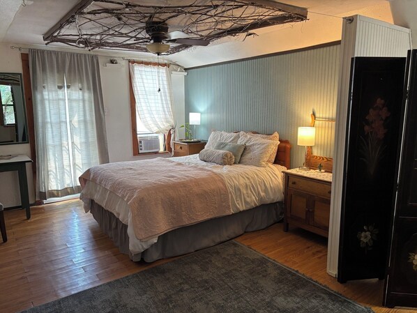 2 bedrooms, desk, iron/ironing board, WiFi