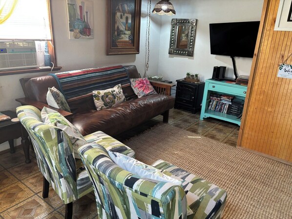 TV, DVD-spiller, musikkbibliotek og filmbibliotek