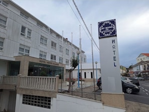 Vista frontal de la propiedad
