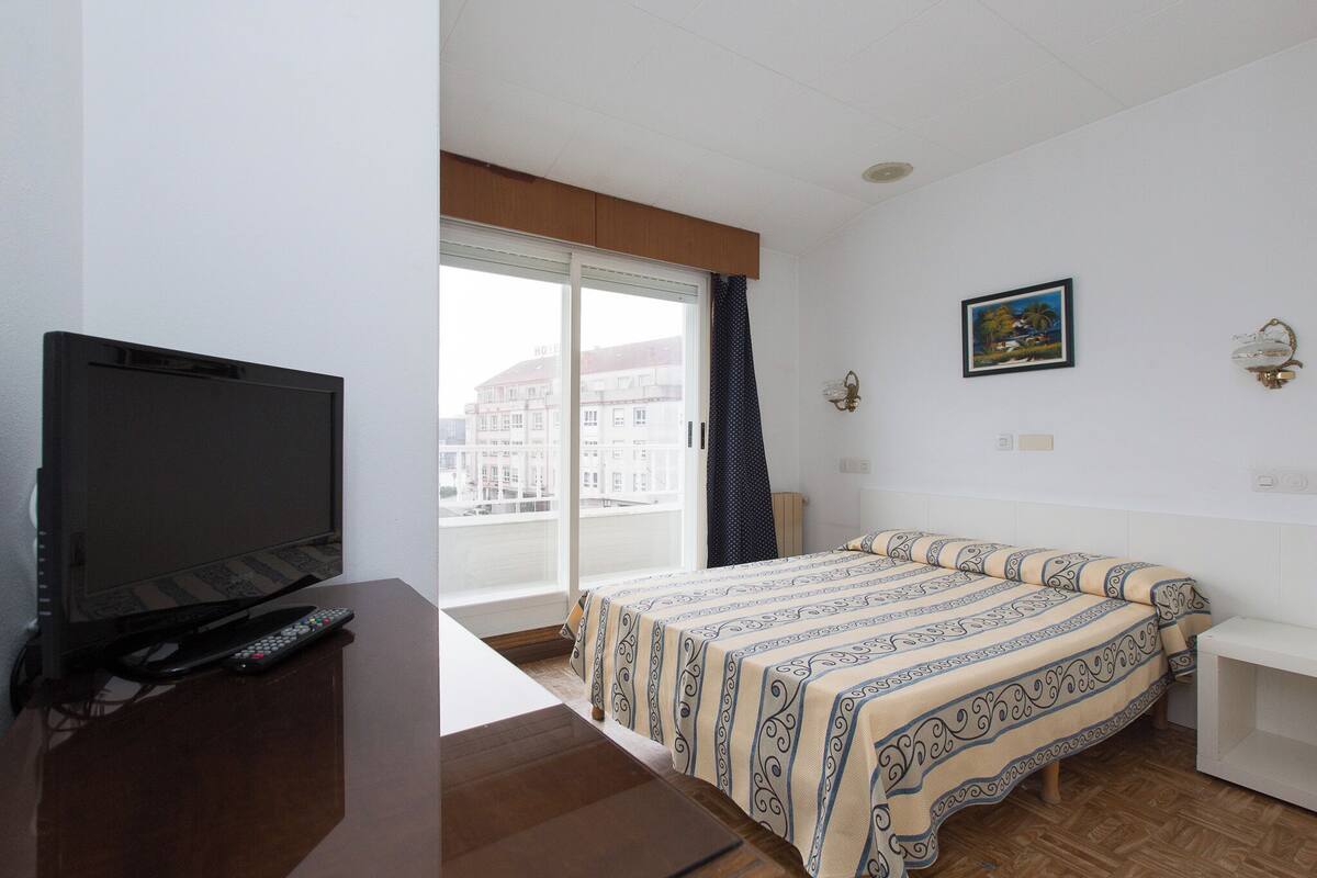 Habitació doble per a ús individual bàsica | Bany | Assecador de cabells, tovalloles, sabó i xampú