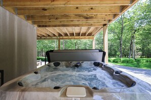 Outdoor spa tub