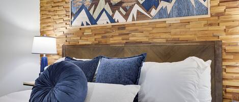 4 dormitorios, escritorio, tabla de planchar con plancha y cuna de viaje