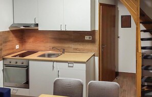 Fridge, oven, stovetop, coffee/tea maker