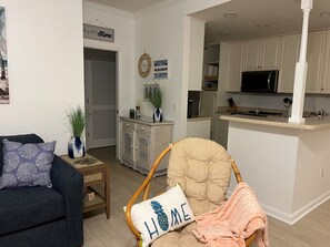 Living area - Charming 2 Bedroom Villa in delightful Beach Walk Hutchinson Island (Stuart)