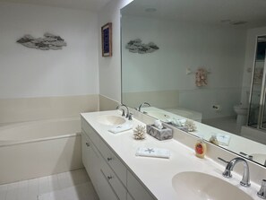 Hair dryer, towels, soap, toilet paper - Charming 2 Bedroom Villa in delightful Beach Walk Hutchinson Island (Stuart)