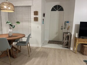 Dining - Charming 2 Bedroom Villa in delightful Beach Walk Hutchinson Island (Stuart)