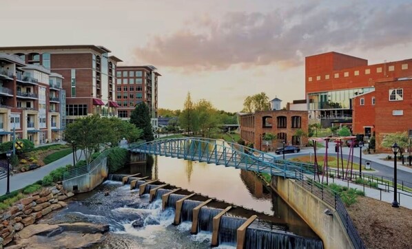 Un puente sobre una masa de agua con edificios a ambos lados.