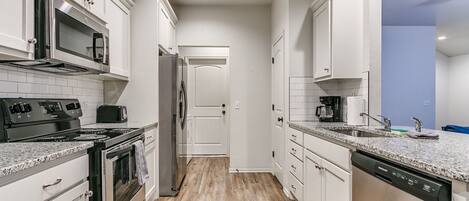 Microondas, horno, parrilla de estufa y lavavajillas