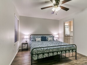 3 bedrooms, iron/ironing board, WiFi - Walk to Downtown Edmond! Pet Friendly, Garage Access, King Bed! (Edmond)