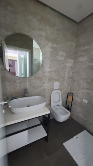Regadera, secadora de cabello, bidet, toallas 