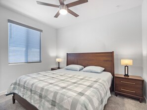 4 室のベッドルーム、デスク、WiFi (無料)、ベッドシーツ