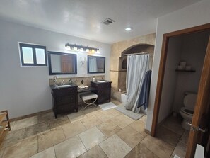 Een douche, een haardroger, handdoeken, zeep