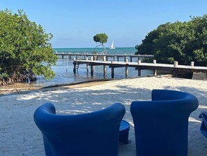 Sur la plage, chaise longue, serviettes de plage