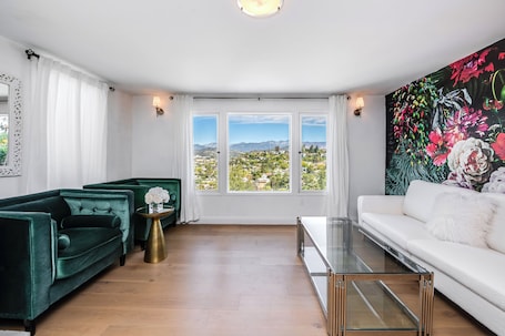 Smart TV, books. Stunning 1-bedroom apartment with view