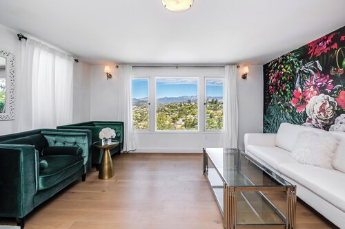 Stunning 1-bedroom apartment with view