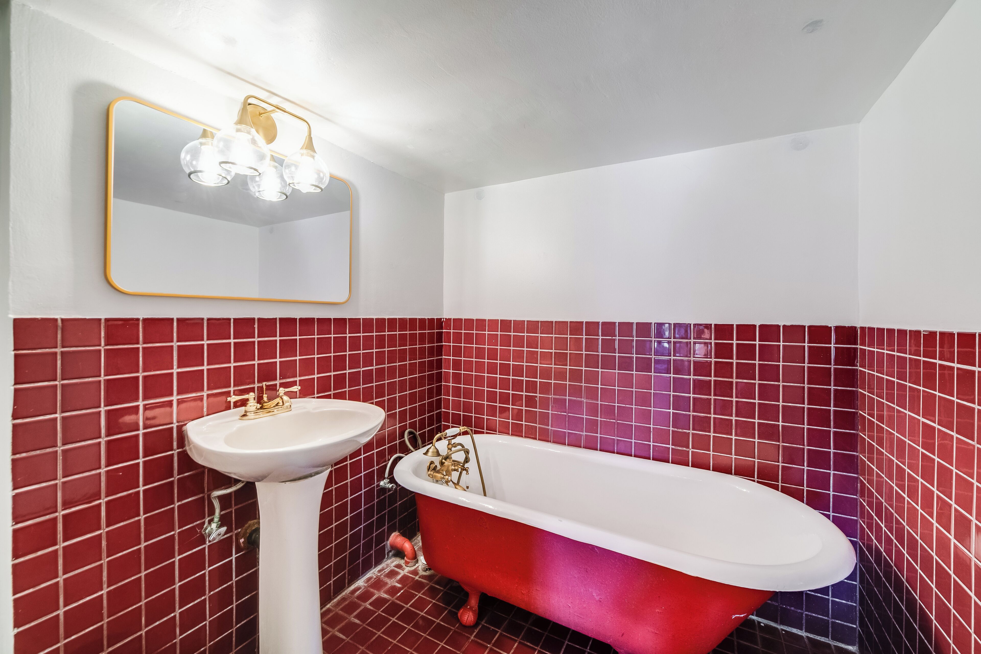 Secadora de cabello, toallas, jabón, papel de baño 