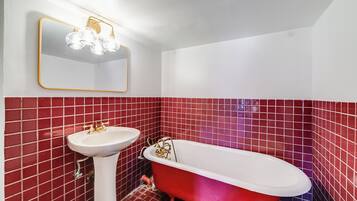 Secadora de cabello, toallas, jabón, papel de baño