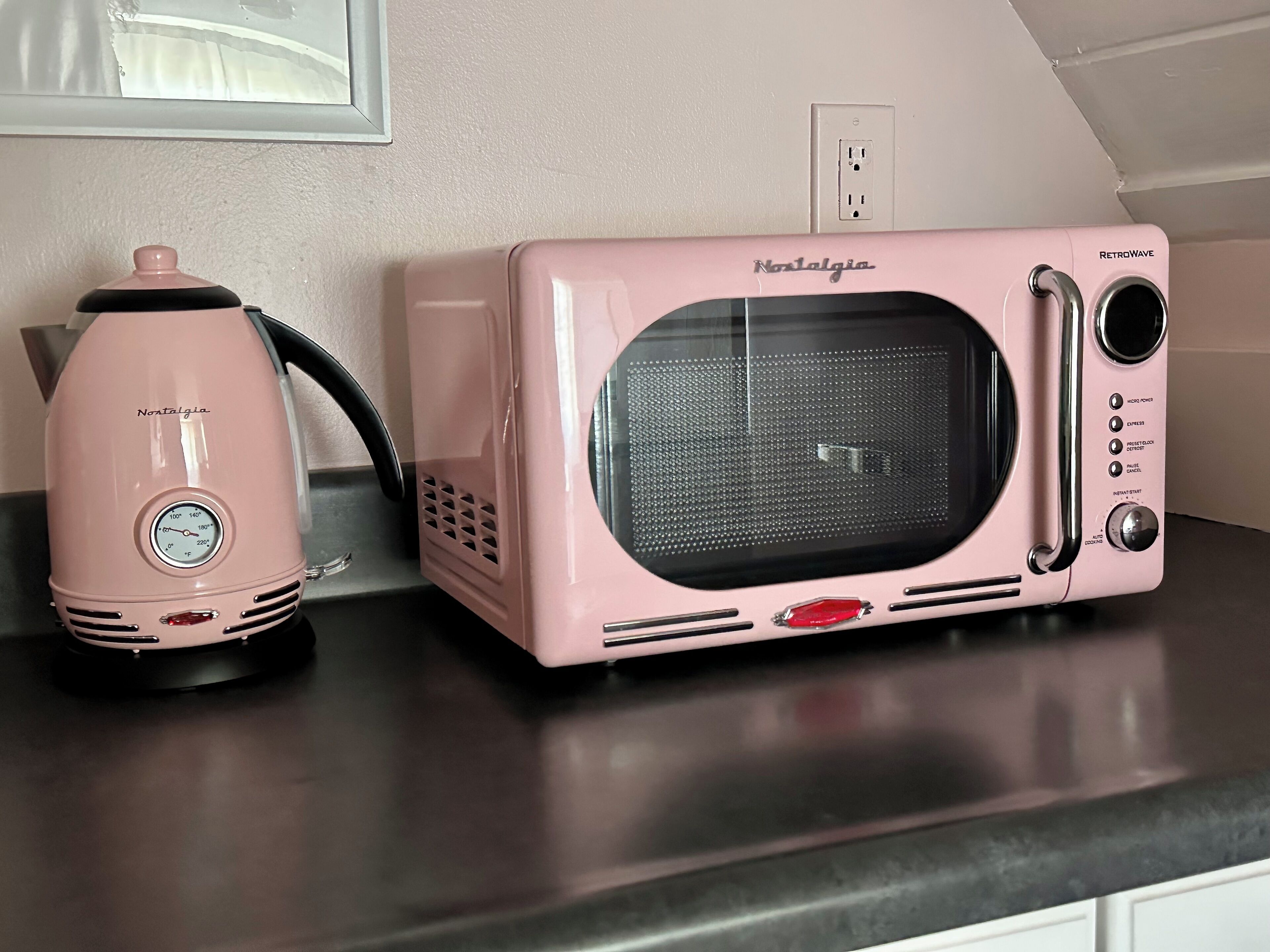 Ein pinkfarbenes RetroWave-Toaster und ein pinker Wasserkocher auf einer Küchenarbeitsplatte.