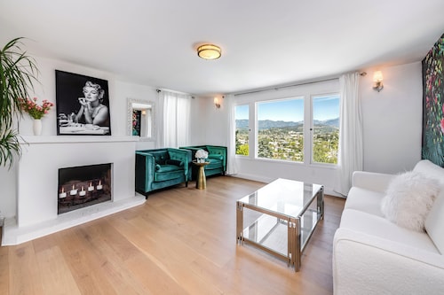 Stunning 1-bedroom apartment with view