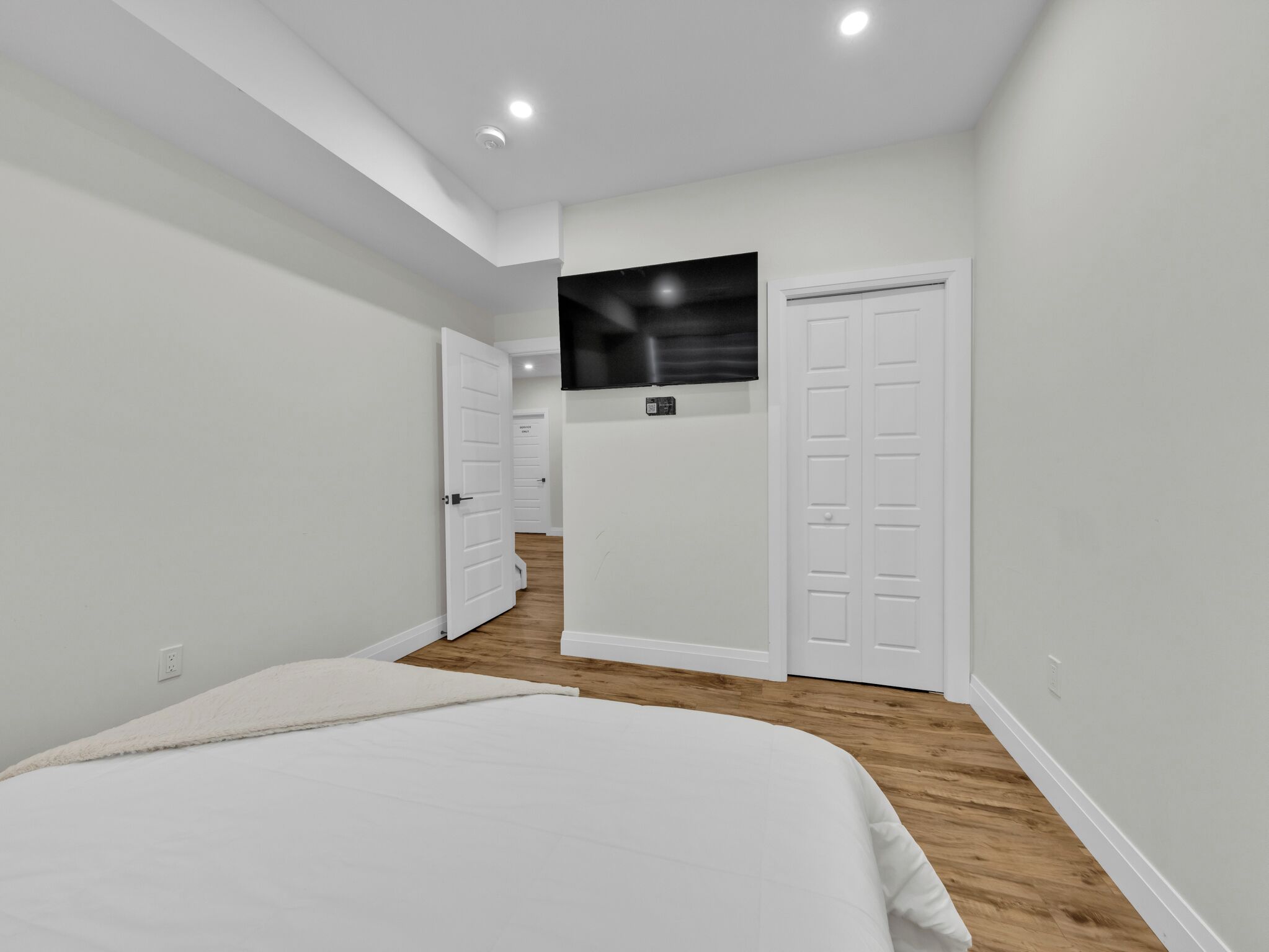 1 bedroom, desk, iron/ironing board, WiFi