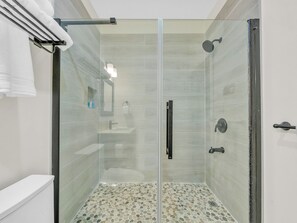 Douche, sèche-cheveux, serviettes fournies, savon