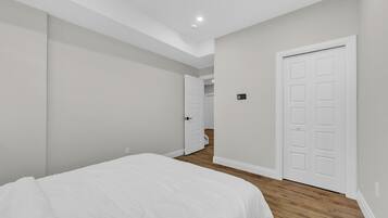 1 habitación, escritorio, tabla de planchar con plancha y wifi