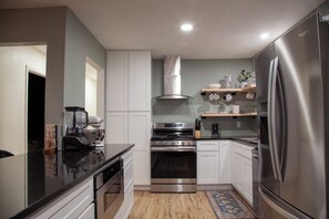 Micro-ondes, four, plaque de cuisson, lave-vaisselle