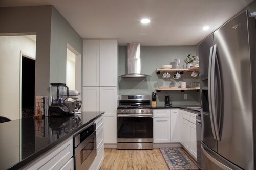 Charming 2-bedroom house in North Dallas -Fully Updated inc 2 dual monitor desks