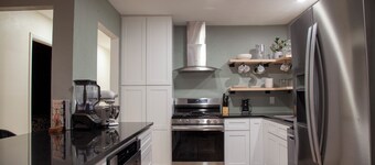 Charming 2-bedroom house in North Dallas -Fully Updated inc 2 dual monitor desks