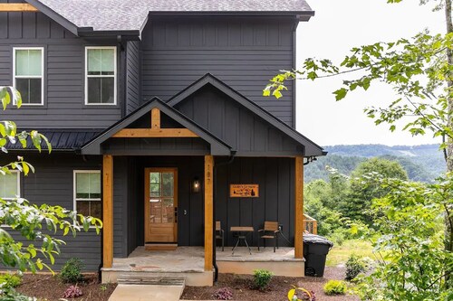 NEW with VIEWS Modern 4BR w Hot Tub, Fire Pit, Game Room, Near New River!