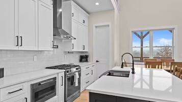 冷蔵庫、電子レンジ、オーブン、コンロ