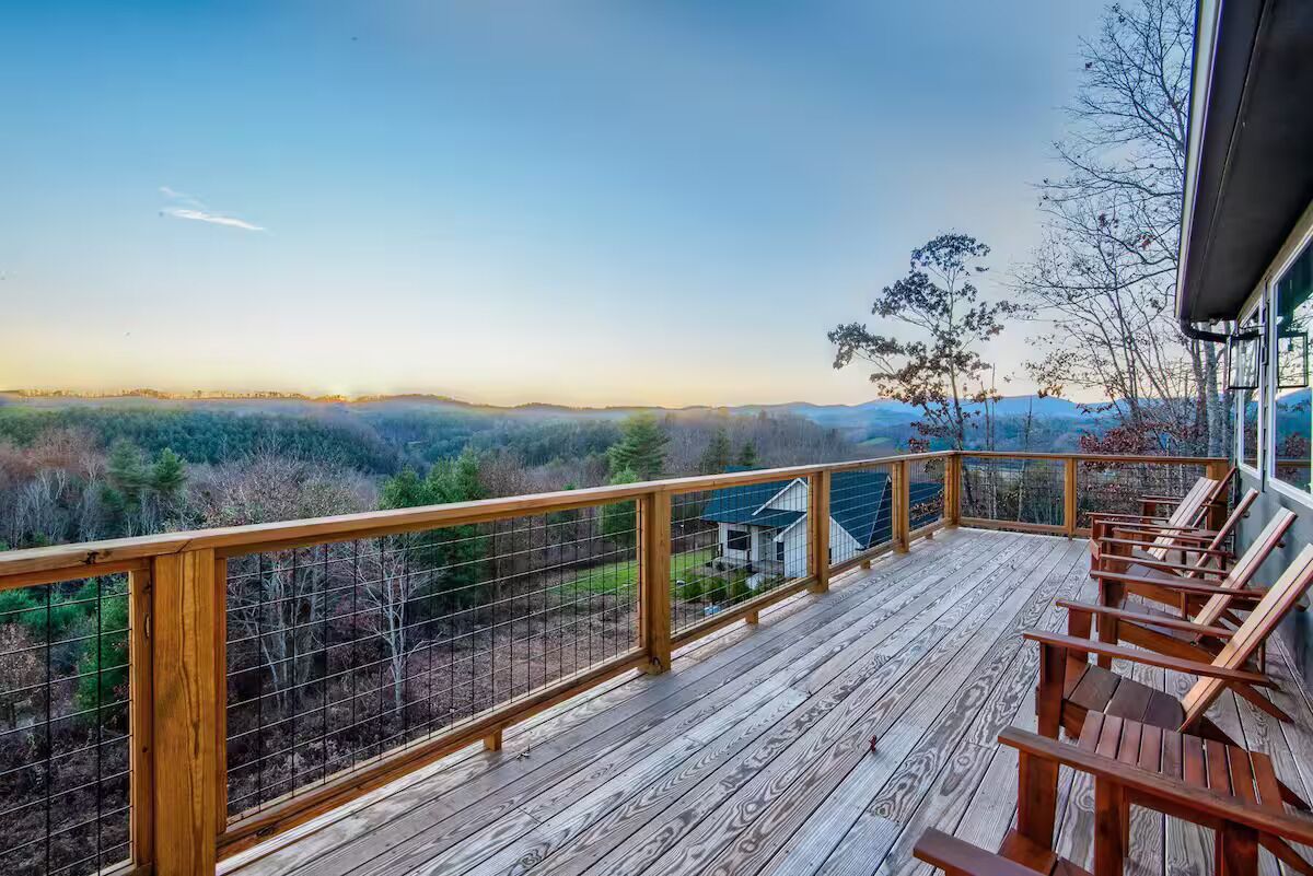 Eine Holzterrasse mit Blick auf eine bewaldete Landschaft.