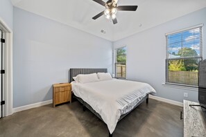 3 habitaciones, tabla de planchar con plancha, internet y ropa de cama 