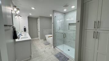 Douche, sèche-cheveux, serviettes fournies, savon